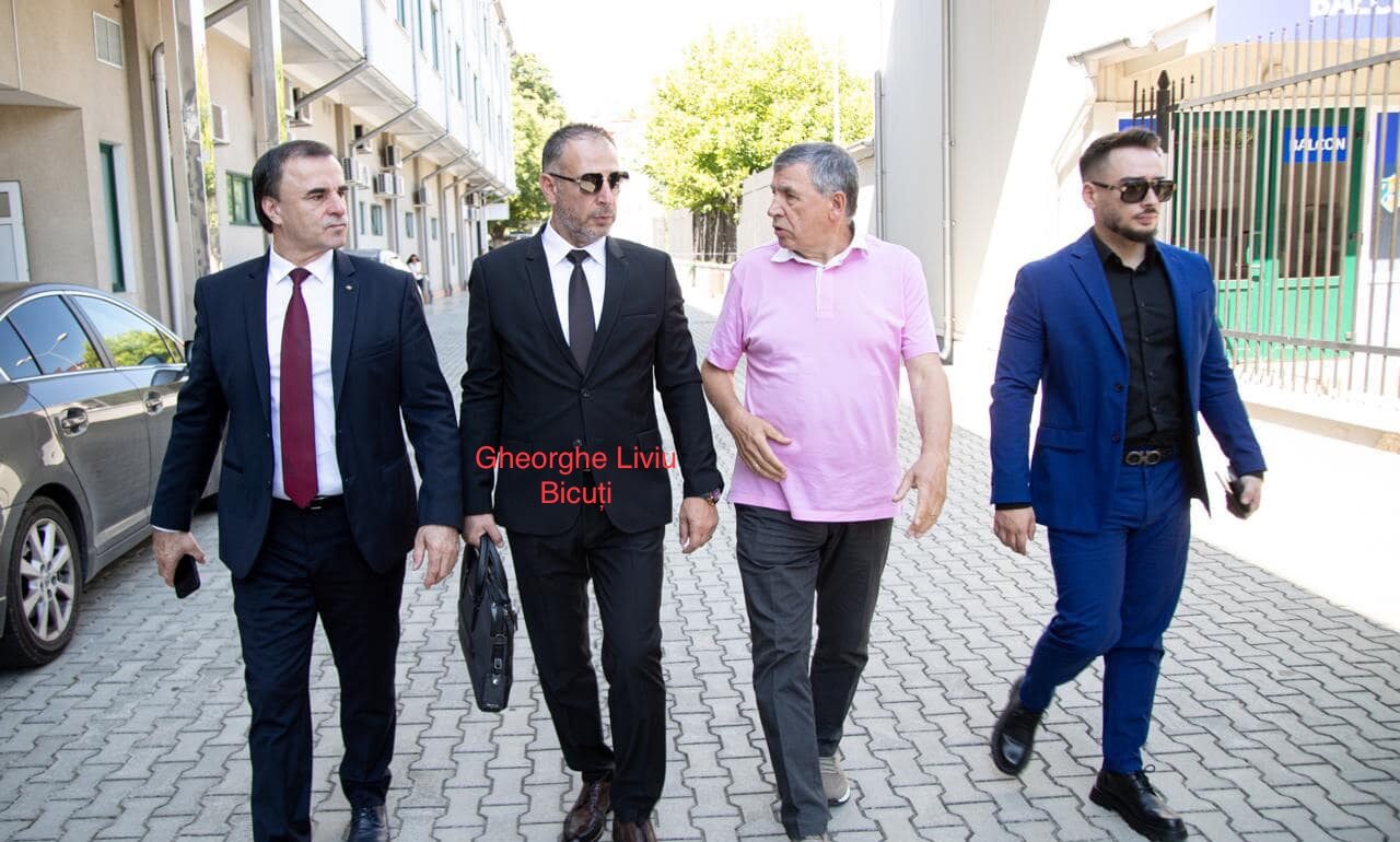 EXCLUSIV / SURSE: Una dintre firmele percheziționate de Parchetul European pentru presupusa fraudare a unui proiect al Consiliului Județean Ilfov din PNRR îi aparține lui Liviu Bicuți. El e cercetat penal deja pentru trucarea fotografiilor cu Nicușor Dan, Florian Coldea și Victor Ponta