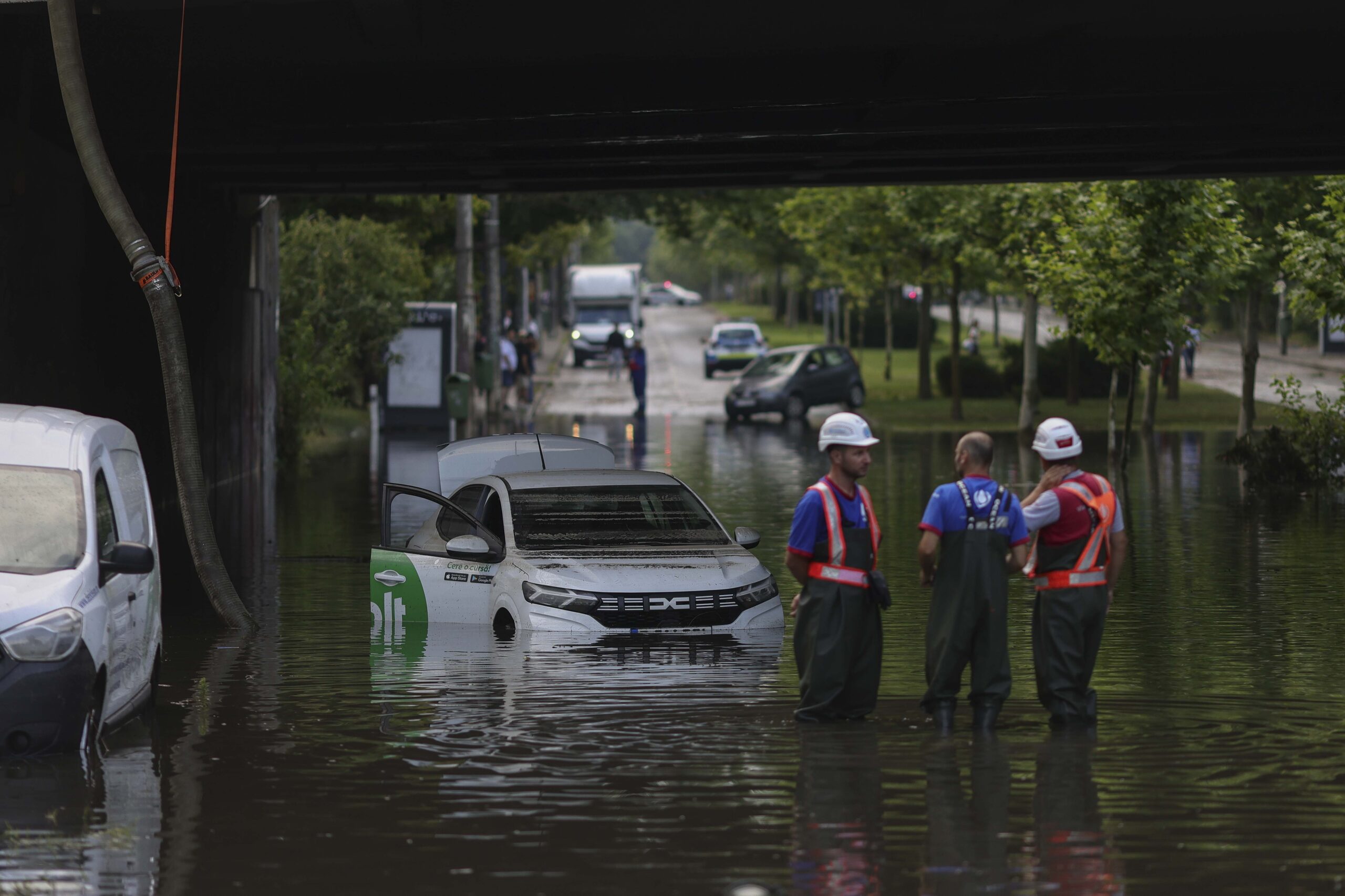 FOTO | De ce „știe” apa unde să se întoarcă? Geograful Daniel Diaconu explică de ce Bucureștiul se inundă mereu în aceleași locuri