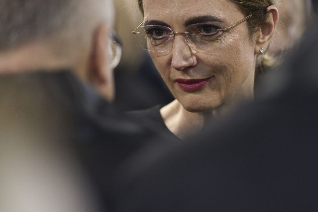 Înalta Curte s-a apucat să dicteze și Parlamentului: „ICCJ s-a adresat, în mod preventiv, conducerii Senatului și Camerei Deputaților, solicitând ca procedura parlamentară privind proiectul Legii salarizării să se desfășoare cu respectarea strictă a Constituției”
