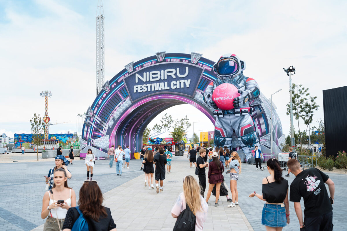 BEACH, PLEASE! 2026 continuă în forță: Ziua 1 a adus show-uri spectaculoase și o energie care a ținut festivalul viu până târziu în noapte