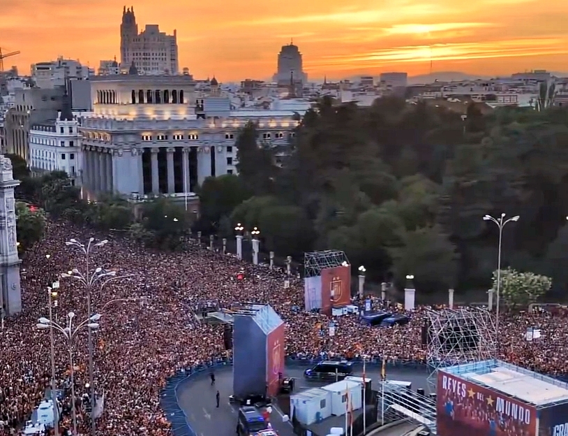 VIDEO: Isterie pe străzile Madridului: fanii au sărbătorit alături de echipă titlul mondial cucerit de Spania