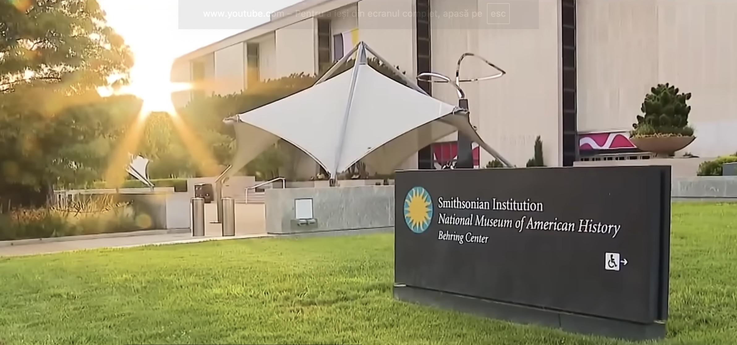 Trump a ordonat instalarea unor panouri în fața Muzeului Național de Istorie Americană al Smithsonian pentru a avertiza vizitatorii cu privire la „informațiile inexacte” prezentate în muzeu