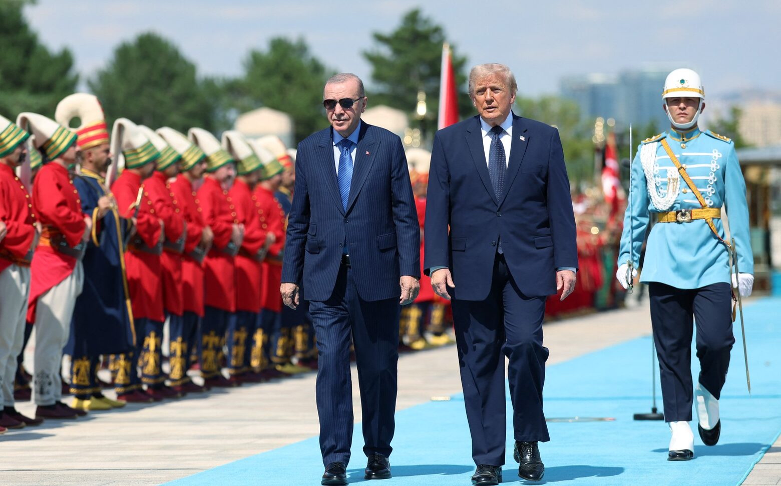 VIDEO Curiozitatea din protocolul oficial al Turciei la summitul NATO: de ce a înlocuit Erdogan covorul roșu cu cel turcoaz pentru branding național și separarea de valorile occidentale