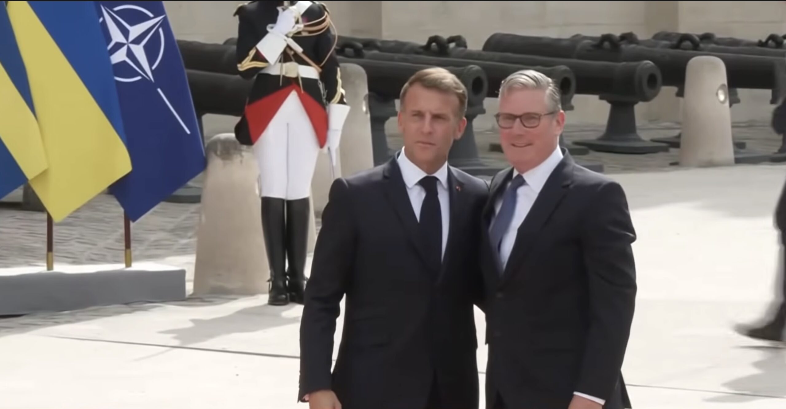 Macron i-a înmânat lui Starmer distincția „Légion d’honneur”, ca dar de despărțire / Este primul prim-ministru britanic care primește această distincție