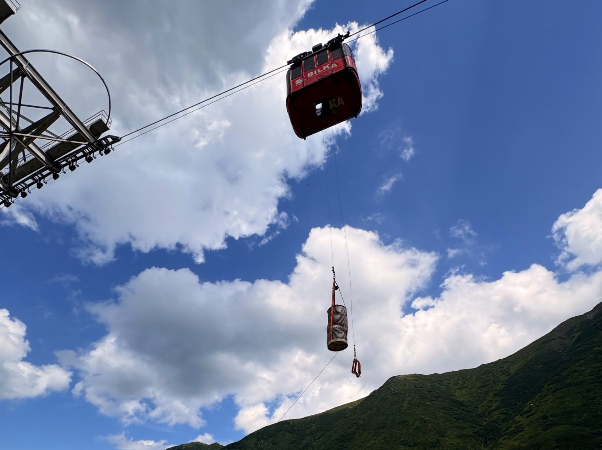 VIDEO: 16 turiști blocați în telecabina Bâlea, coborâți de salvamoniști