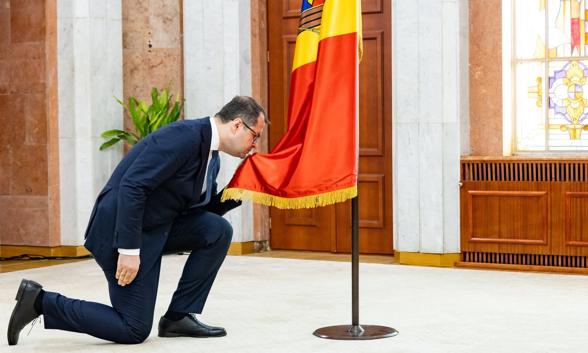 Noul premier moldovean anunță că va combate ”salariile nesimțite” ale bugetarilor și promite o nouă lege a salarizării, după scandalul verișoarei Maiei Sandu