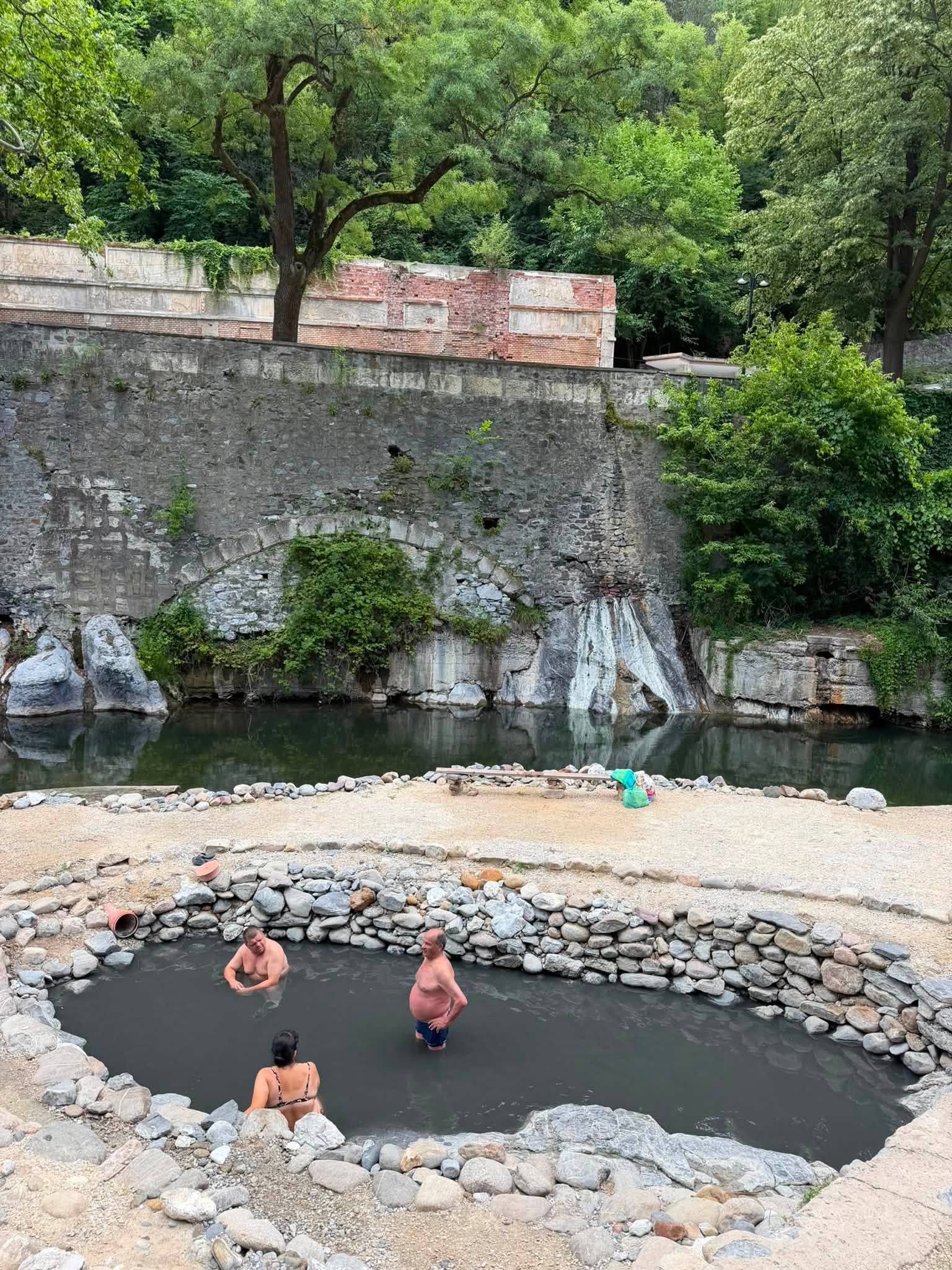 Cădițele cu apă sulfuroasă de la Via Sissi, atracția verii la Băile Herculane, întreținute din donații / ”Ne bazăm în continuare pe sprijinul celor care apreciază acest loc” 