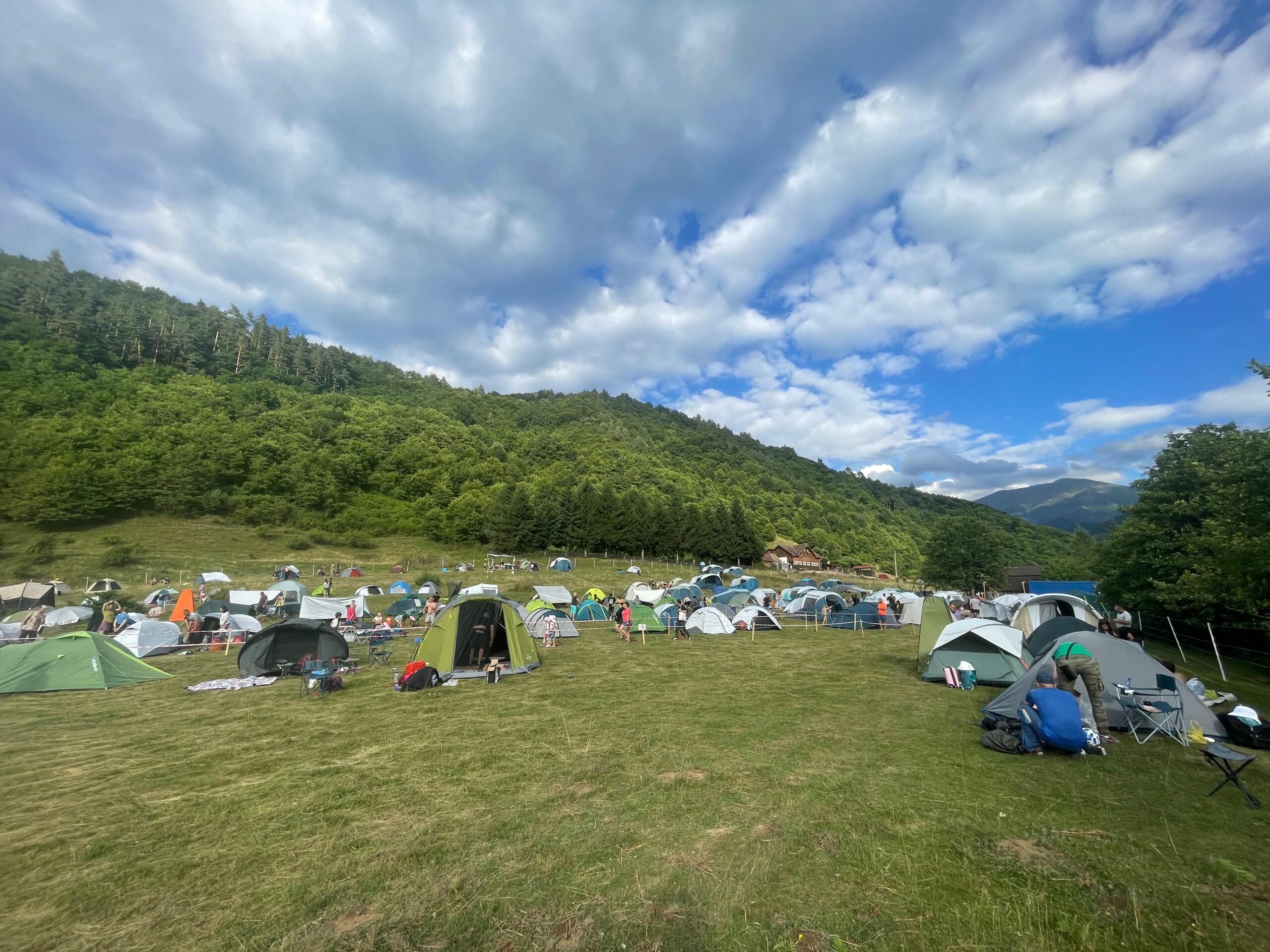FOTOREPORTAJ | Gard electric pentru urși, rangeri de noapte și concerte care se încheie înainte ca pădurea să adoarmă. Cum arată trei zile la Făgăraș Fest, festivalul de la poalele Munților Făgăraș unde omul învață să intre în natură ca un oaspete, nu ca un stăpân