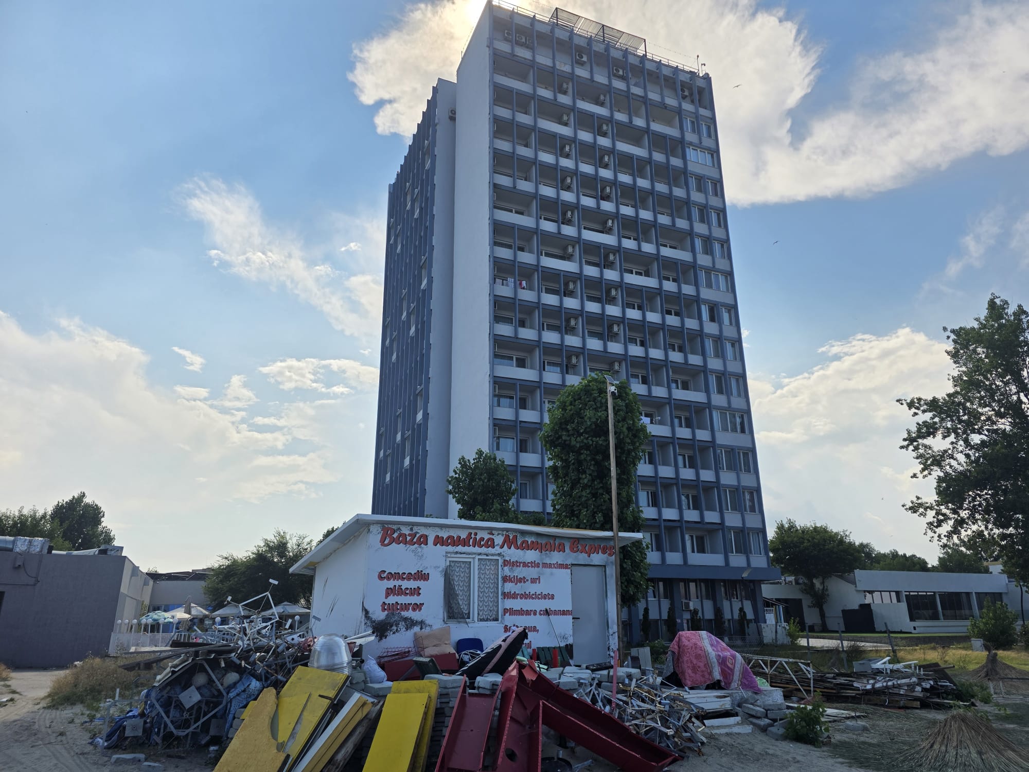 EXCLUSIV | Povestea mai puțin știută a Hotelului Parc din Mamaia, simbol al litoralului comunist, cu primul sky bar din turismul românesc / Un șef ONU, împăratul Iranului, premierul Chinei și Nicolae Ceaușescu însuși au fost găzduiți la etajul 14