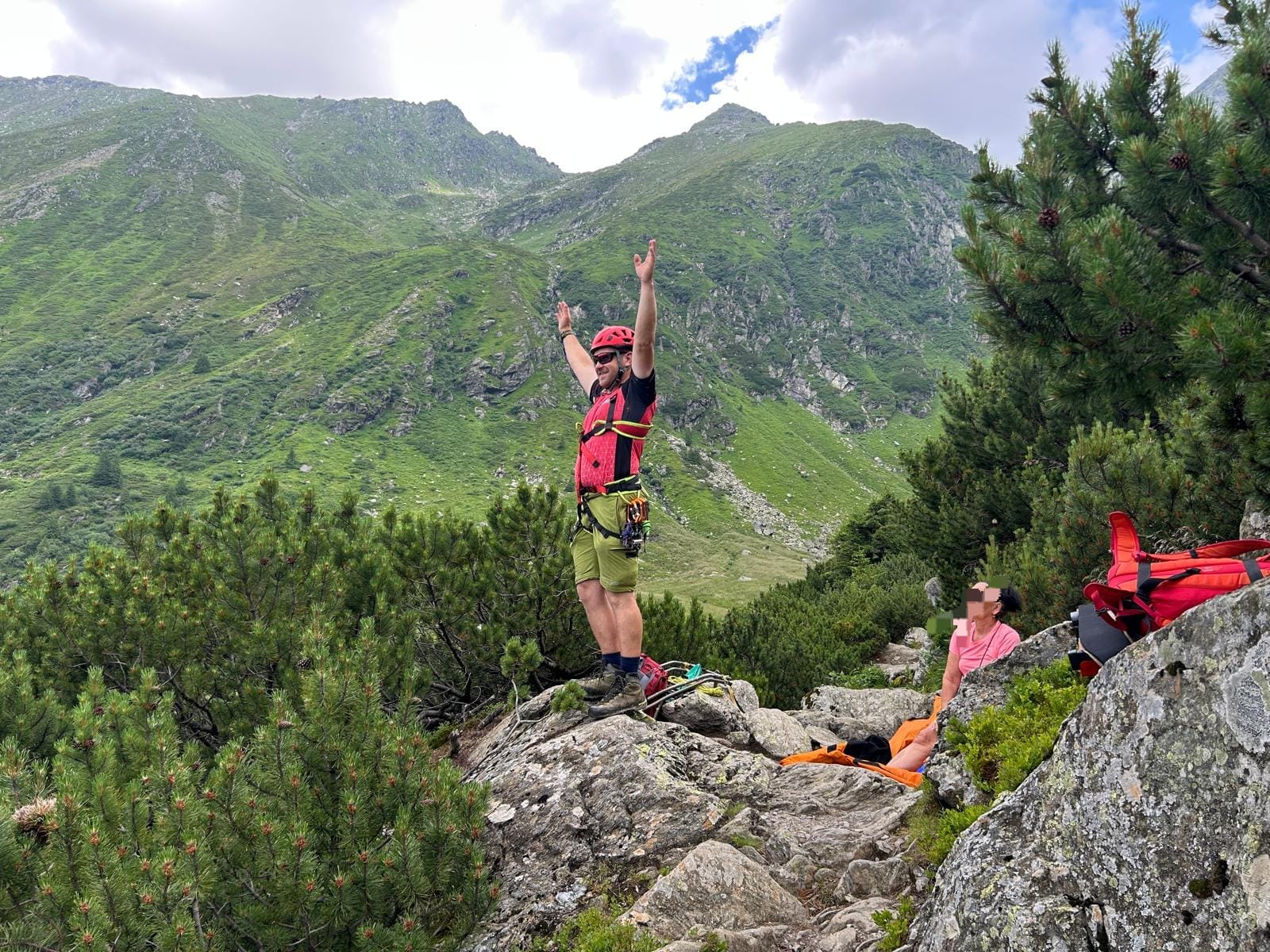 FOTO&VIDEO | Turist salvat cu elicopterul SMURD din Masivul Făgăraș. Victima a fost extrasă prin troliere în zona Negoiu