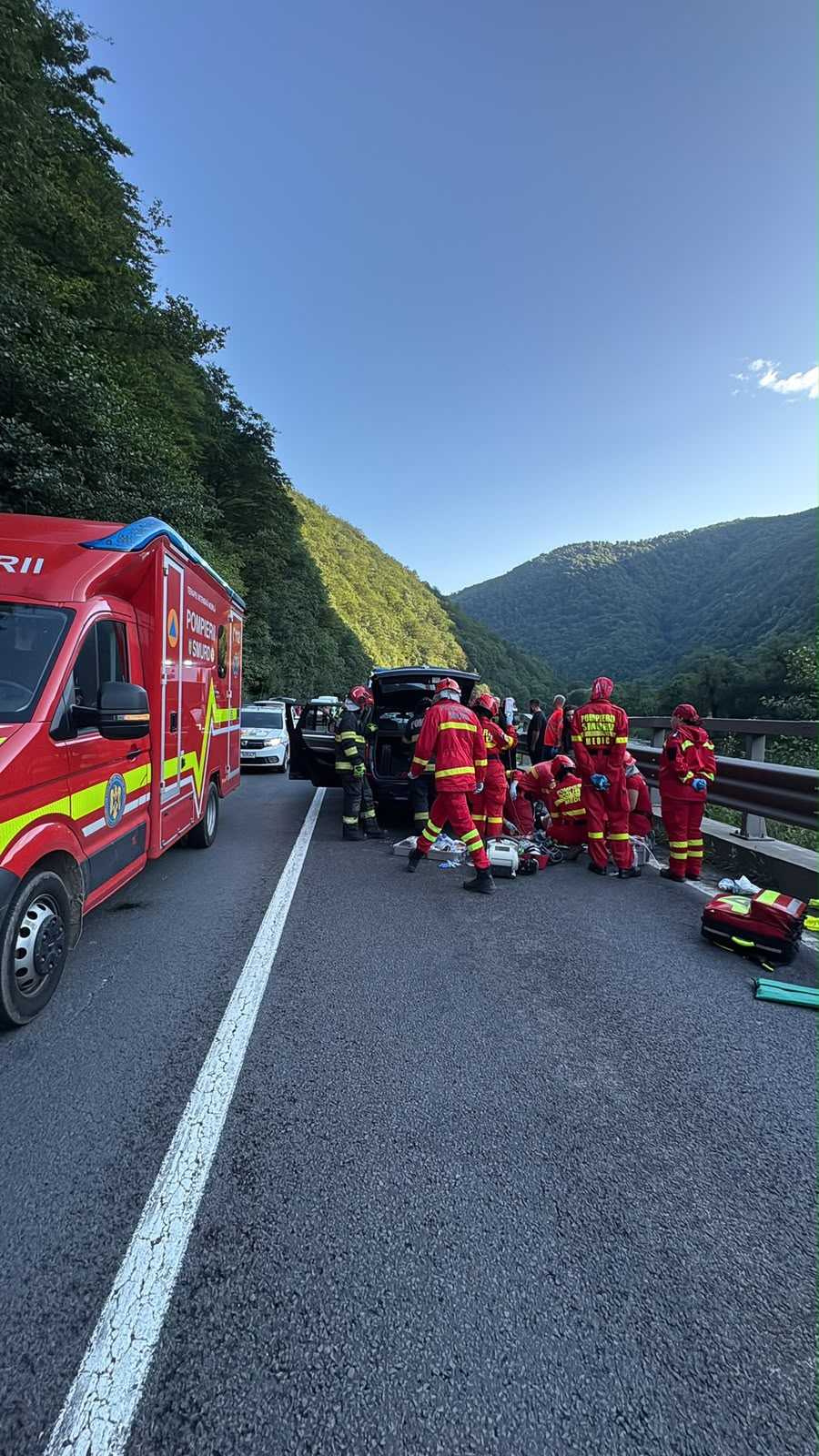 FOTO Stâncă prăbușită pe o mașină, pe Valea Oltului / Se încearcă resuscitarea unui bărbat de 65 de ani / E chemat elicopterul SMURD