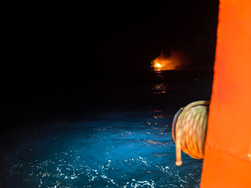 Autoritatea Navală despre incendiul de pe nava lovită de drone, lângă Sfântu Gheorghe: Nu există risc pentru populație / Incendiul a scăzut în intensitate