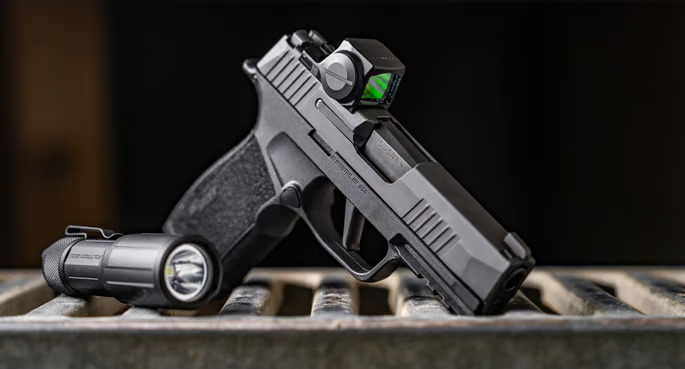 Contractul dintre MAI și Sig Sauer, de peste 810 de milioane de euro, greu de semnat / Termenul pentru achiziția individuală a trecut / Irineu Darău confirmă că se caută parteneri europeni pentru o achiziție comună, singura care mai putea salva finanțarea europeană