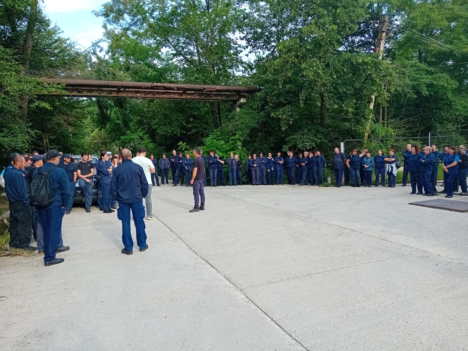 Protest la Uzina Mecanică Plopeni. Câteva zeci de muncitori cer să plece „specialii” aduși de conducere. Ar fi vorba de pensionari din MAPN și Poliție