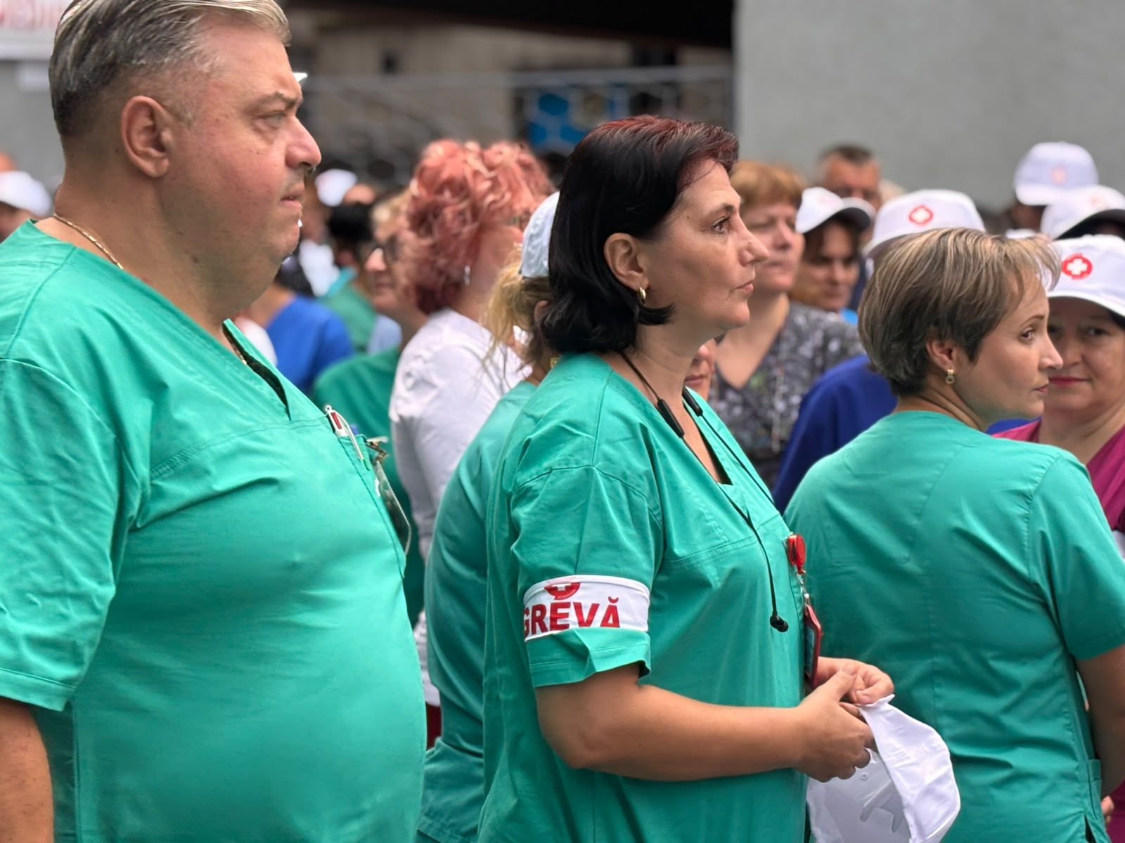 VIDEO | Grevă generală în sistemul public de sănătate: Angajații din peste 400 de spitale din țară participă la protest