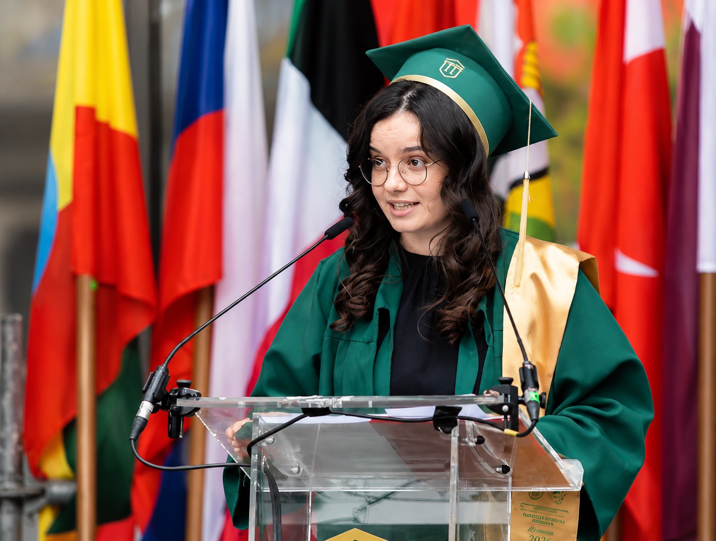 Discurs manifest al unei absolvente a Universității de Medicină de la Iași: ”Nu este normal să stăm cu orele în spitale fără să ne bage nimeni în seamă” / ”Nu e normal ca jumătate dintre noi să plătească taxă și totuși uneori să stăm în amfiteatre care aproape cad peste noi”