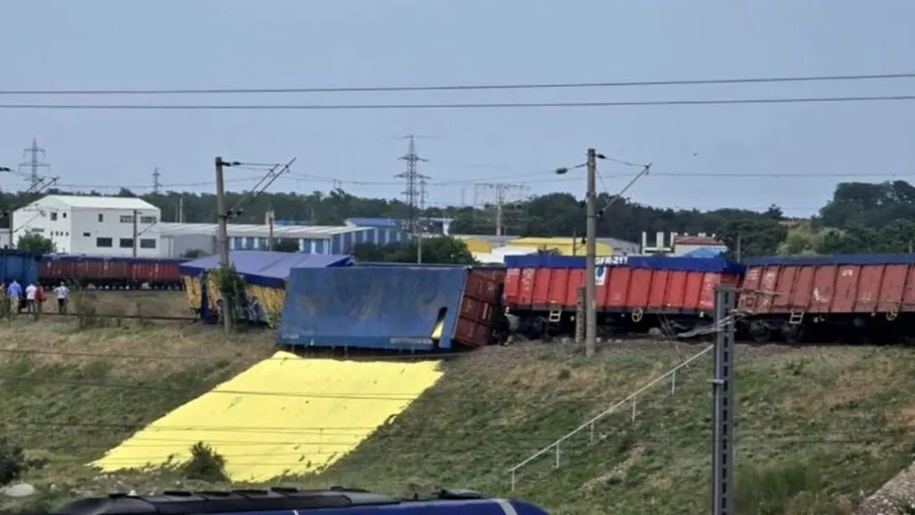 Accident feroviar în Constanța / Un vagon încărcat cu sulf s-a răsturnat și alte patru au deraiat