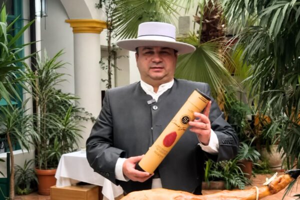 A învățat totul despre gastronomia spaniolă în Denia, iar astăzi face paella la București. Sorin Barbu (Casa España): Urmăresc videoclipuri cu tineri români de acolo care gătesc spaniol, dar care reușesc să introducă și rețete românești, arătând spaniolilor ce gătea bunica sau mama în România