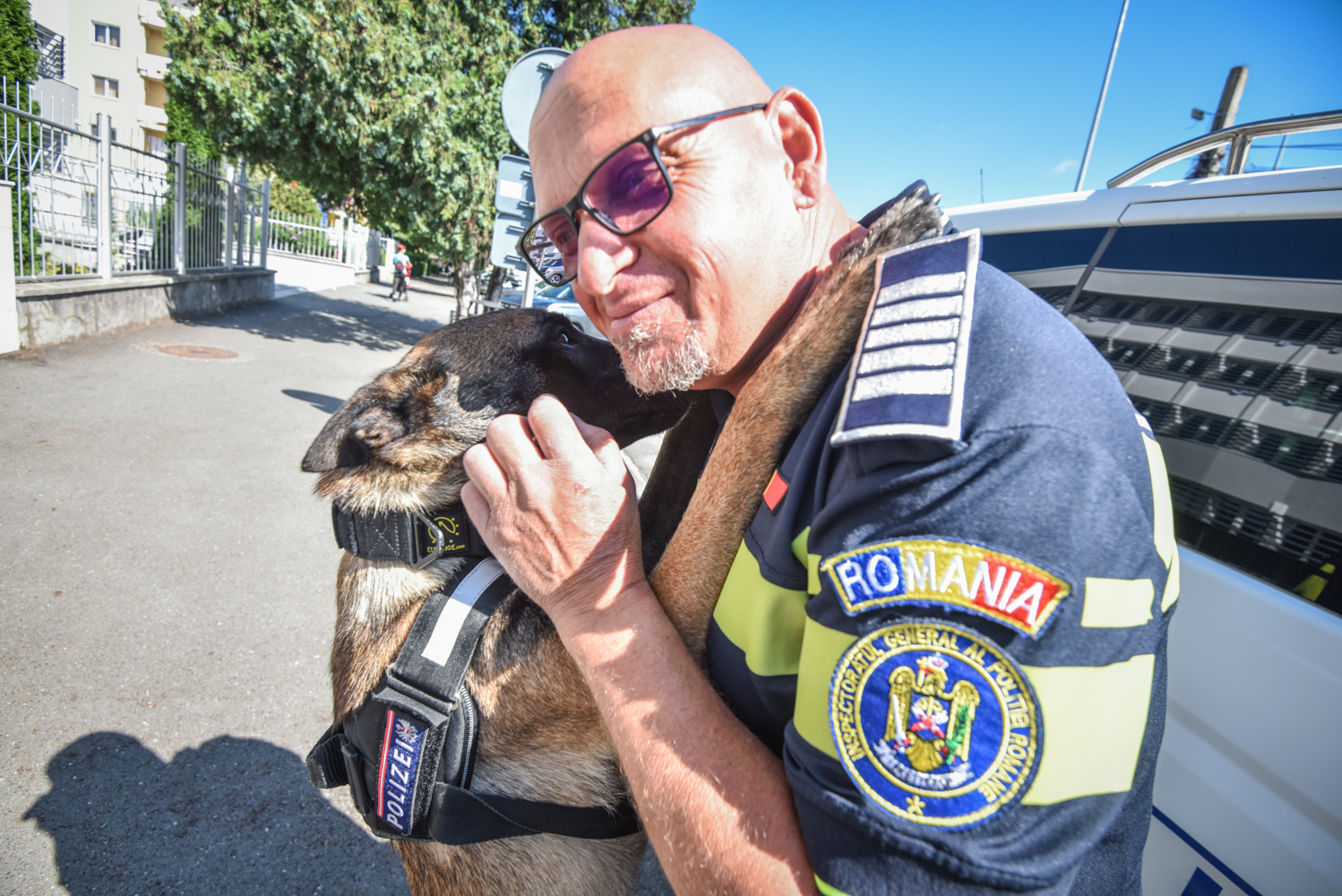 Un polițist din Sibiu a refuzat ieșirea la pensie, la 54 de ani /  A vrut să fie alături de partenerul lui, câinele Hod / Patrupedul are o specializare în premieră în România, biodetecția
