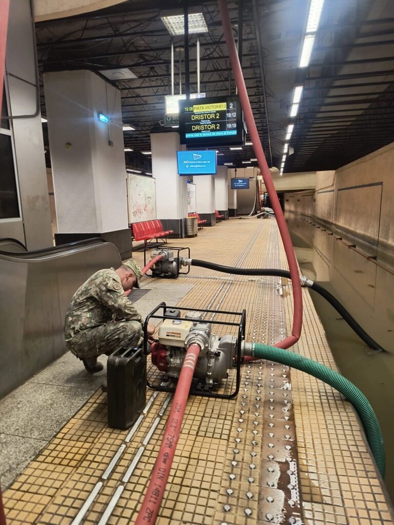 armata la metrou evacueaza apa