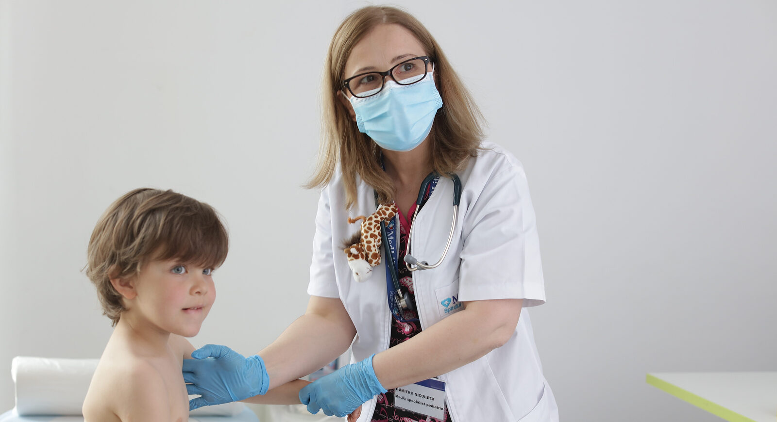 De ce sunt mai frecvente urticariile vara? Medic pediatru: “Soarele, insectele și anumite alimente, printre factorii declanşatori”