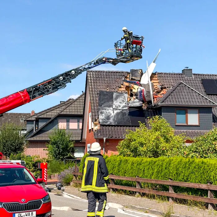Accident grav în Germania: un avion de mici dimensiuni s-a înfipt în acoperișul unei case, iar zona a fost evacuată