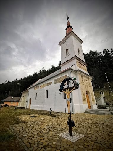Amendă penală pentru fostul arhitect șef al orașului Râșnov / Lucrările la o biserică s-ar fi executat fără autorizație de construcție / Trebuie să plătească 16.000 de lei, pluc cheltuieli de judecată