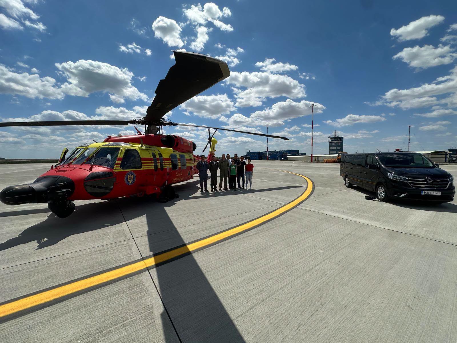 Premieră medicală în România: o pacientă de 18 ani, transportată cu un elicopter Black Hawk în timp ce era conectată la ECMO