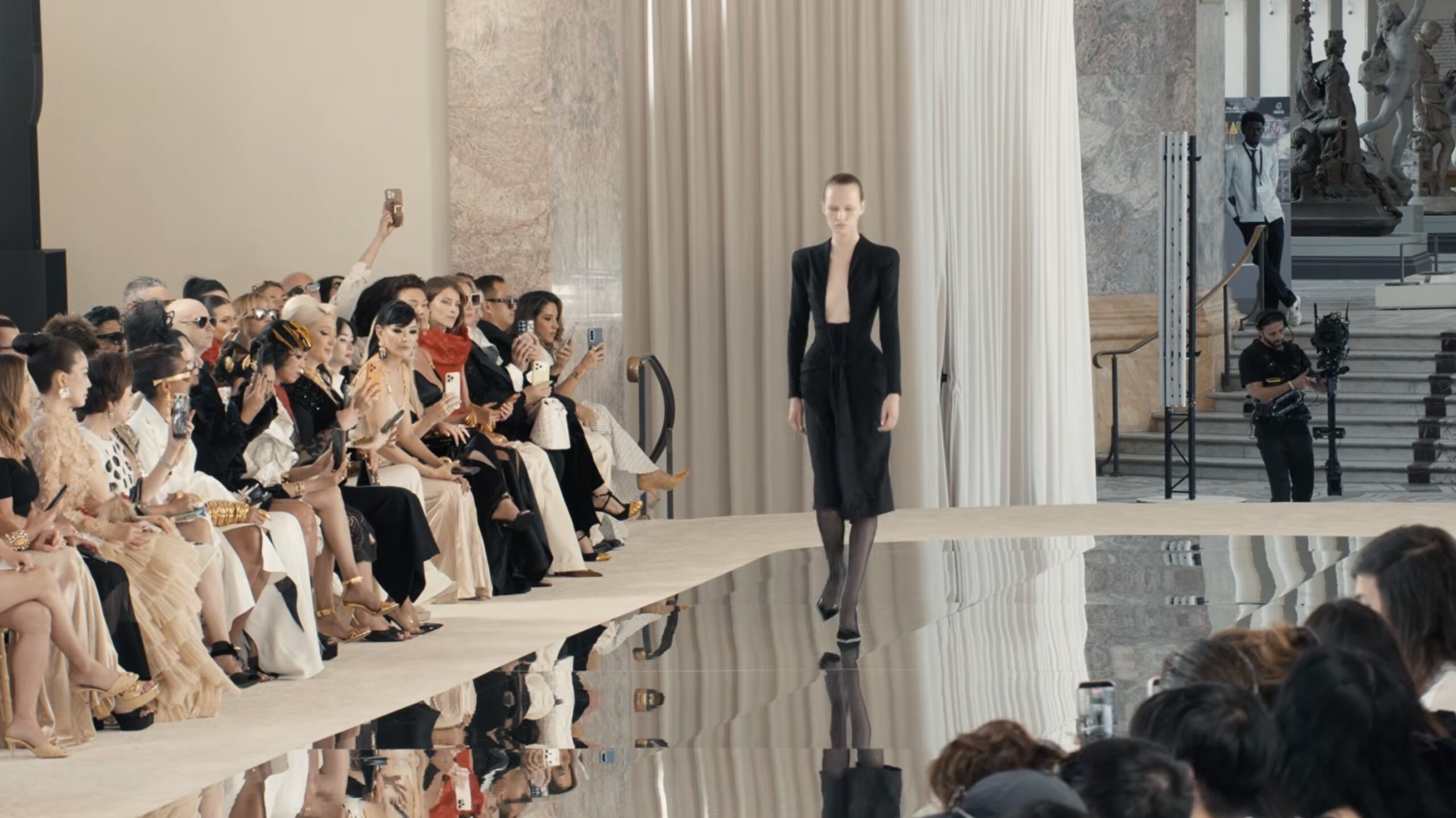 Casa Schiaparelli şi corsetele sale din silicon au deschis Săptămâna Modei haute couture de la Paris
