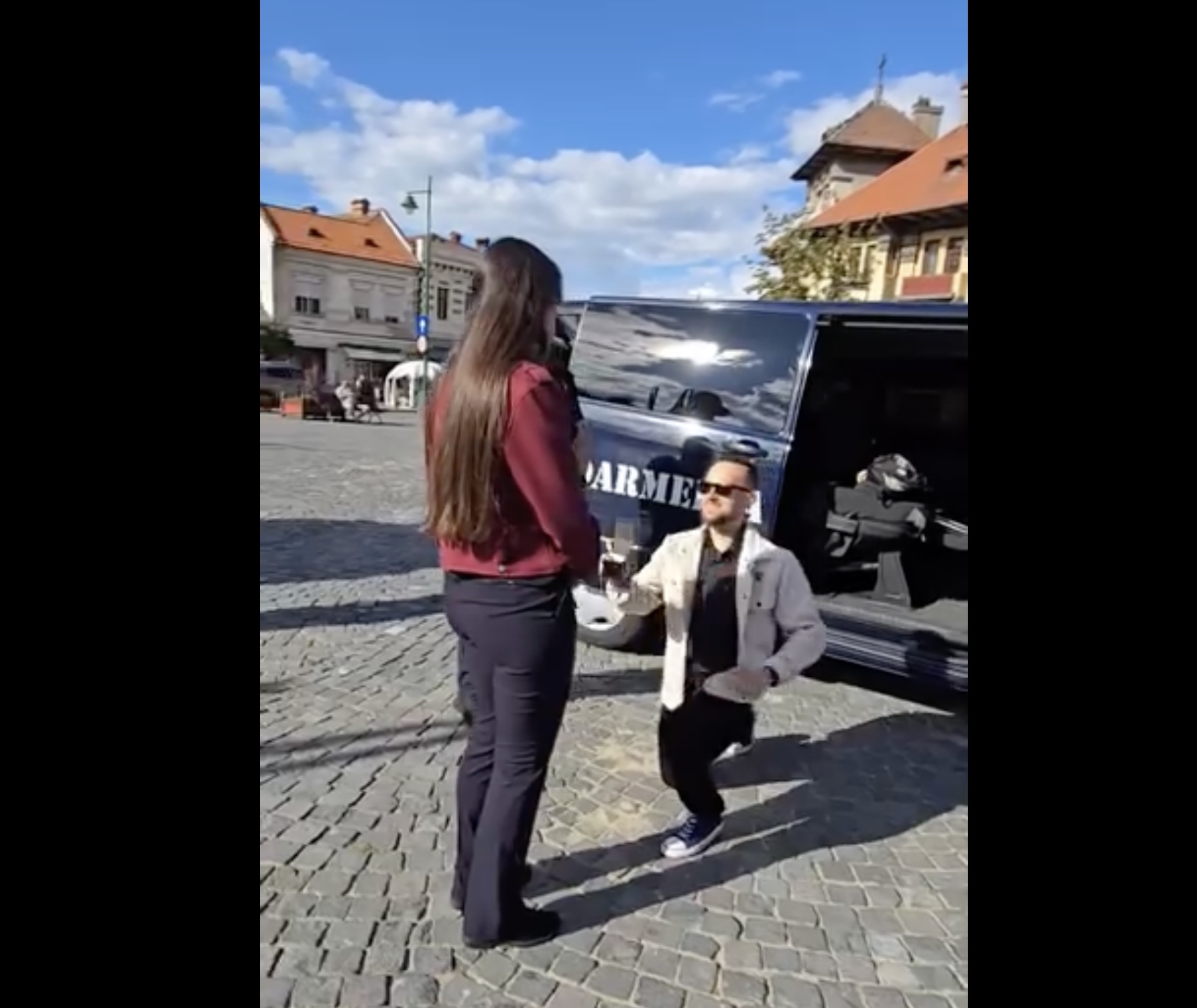 Cerere în căsătorie inedită în Șcheii Brașovului / Un control al Jandarmilor pentru un „bagaj suspect” s-a încheiat cu un „DA”