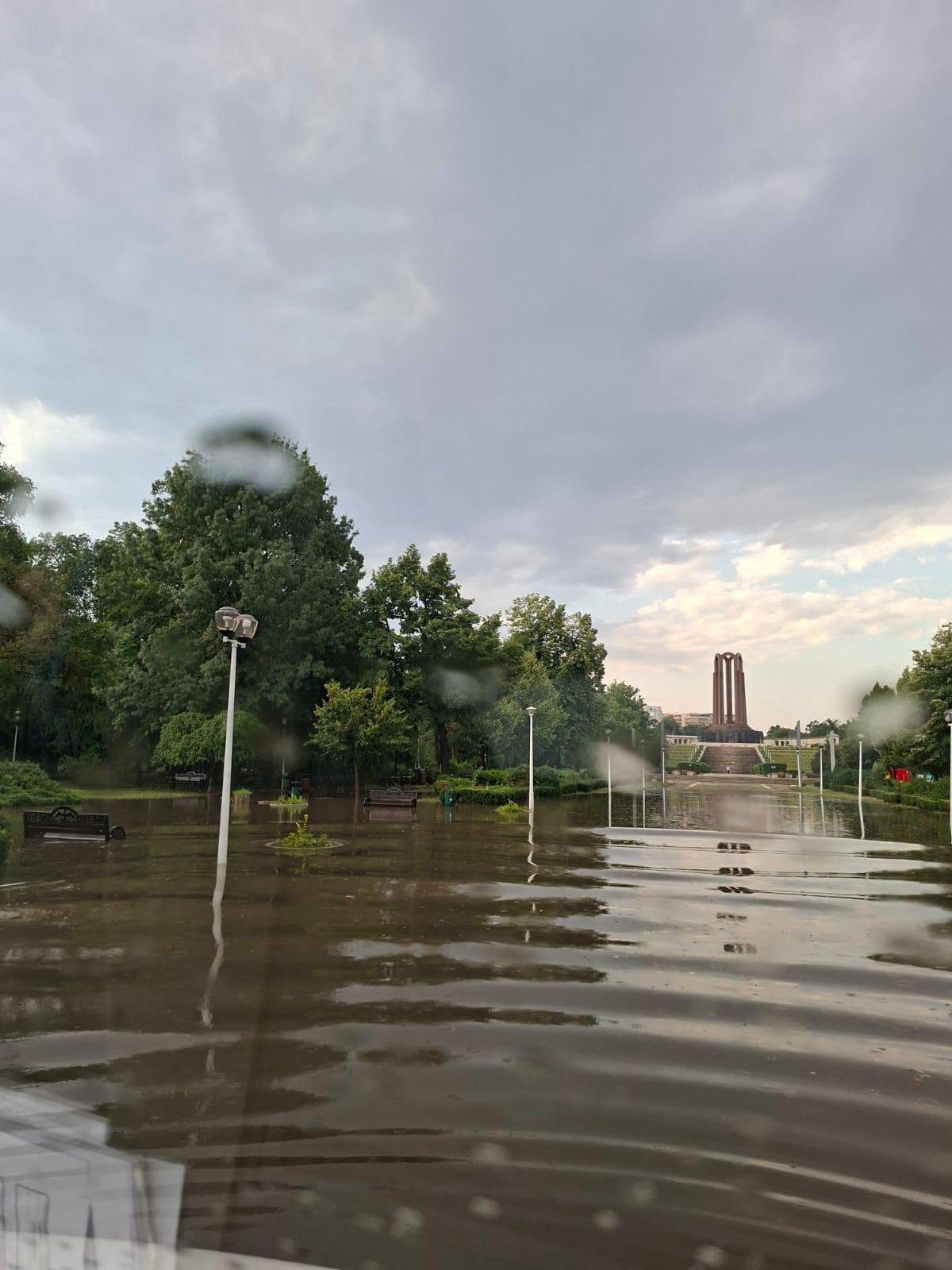 FOTO | Primarul general Ciprian Ciucu anunță un plan pentru reducerea inundațiilor în București: bazine de retenție sub Parcul Izvor și Parcul Operei | Context: De la „orașul-canalizare” la „orașul-burete”