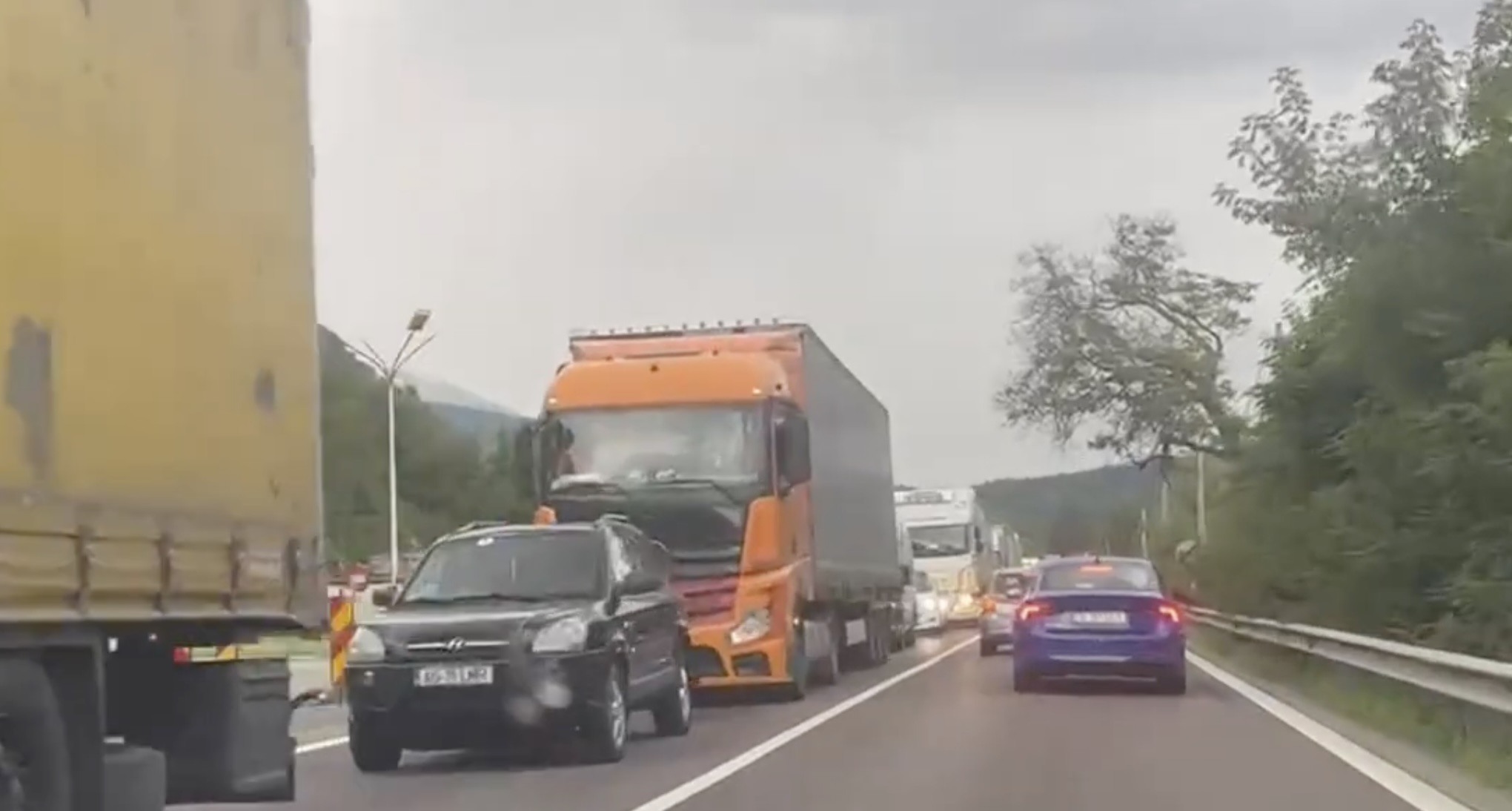 Blocaj și coloană de mașini de peste 10 kilometri pe Valea Oltului / 75 de kilometri făcuți în 3 ore