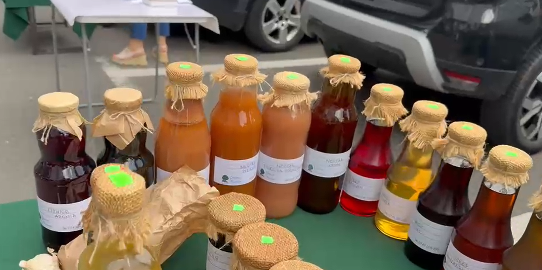 VIDEO | După pensionare s-au întors la pământ / Povestea soților Mureșan, care transformă recolta din grădină în bunătăți / Liviu Mureșan: „La început am făcut pentru noi și pentru câțiva prieteni. Ei ne-au spus: «De ce nu faceți să guste și alții?» Și așa a început totul”