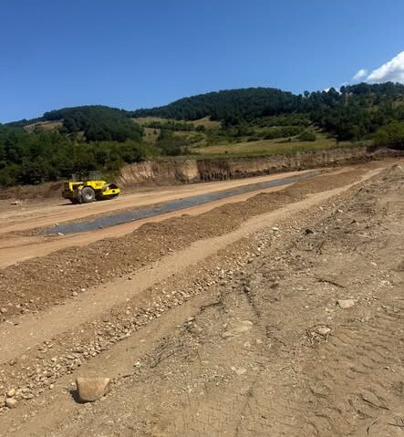 Dosar penal pentru exploatare ilegală de balast în Caraș-Severin. Extrageri fără autorizație descoperite la Liubcova: 15 metri cubi de balast sustrași din albia pârâului Orevița