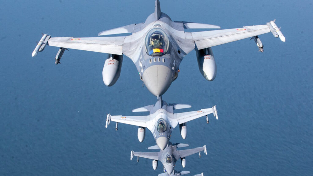 De ce folosește România avioane F-16 și rachete de 1 milion de dolari pentru a doborî drone de 50.000 de dolari: Lipsa sistemelor dedicate, teama de dezastre și miza războiului hibrid al Moscovei / General (r): Pilotul merită cu prisosință decorat