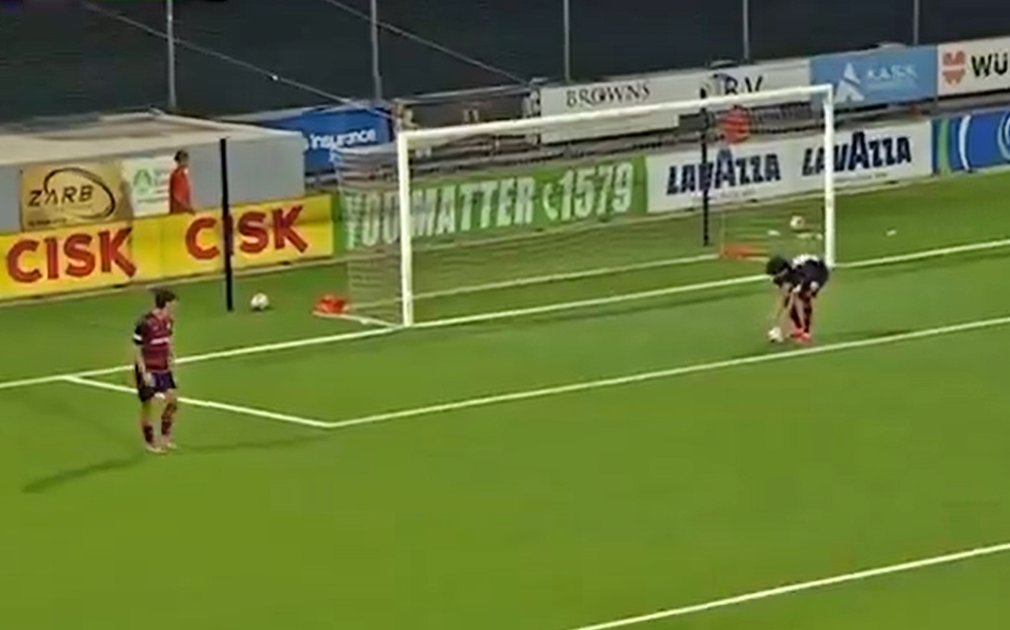 VIDEO: Unul dintre cele mai ciudate penaltiuri din fotbal: Hențul absurd cu care și-a condamnat echipa la eliminare din Conference League