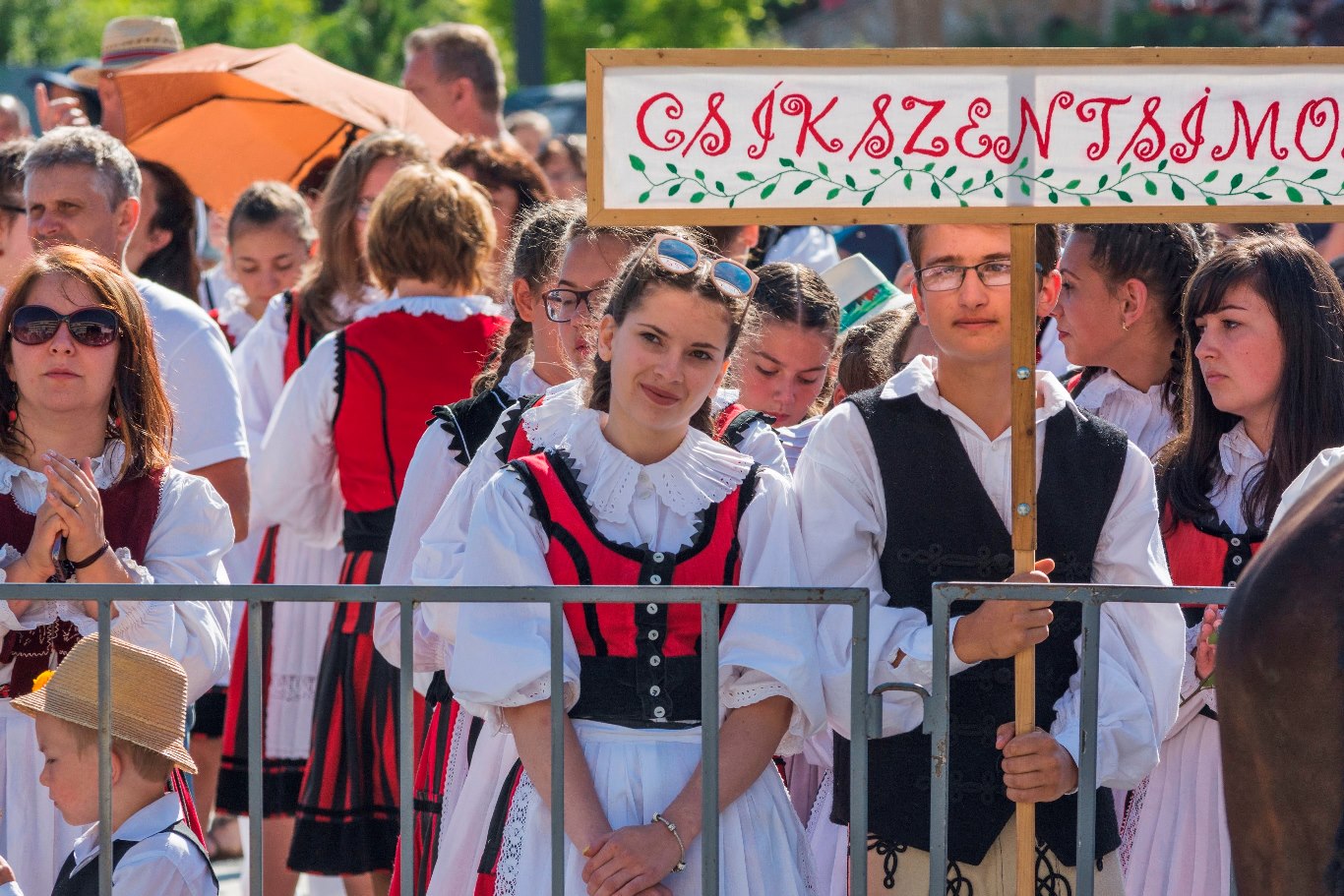 Ziua celor o mie de fete secuience – tradiţia transmisă în Harghita din generaţie în generaţie / ”A pornit în 1931 şi eu mă mir cum de ţine şi astăzi”