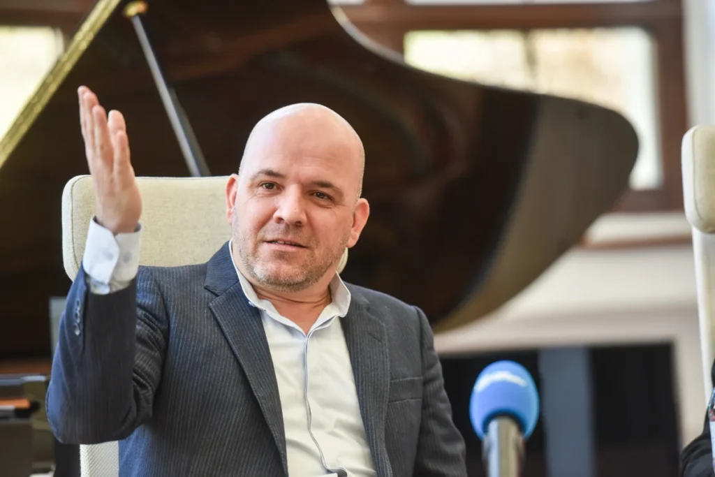 DNA descinde la Filarmonica Sibiu: Managerul și directoarea economică sunt acuzați de abuz în serviciu / Prejudiciu de peste 540.000 lei, bani dați avocaților / CJ Sibiu: Totul e legal