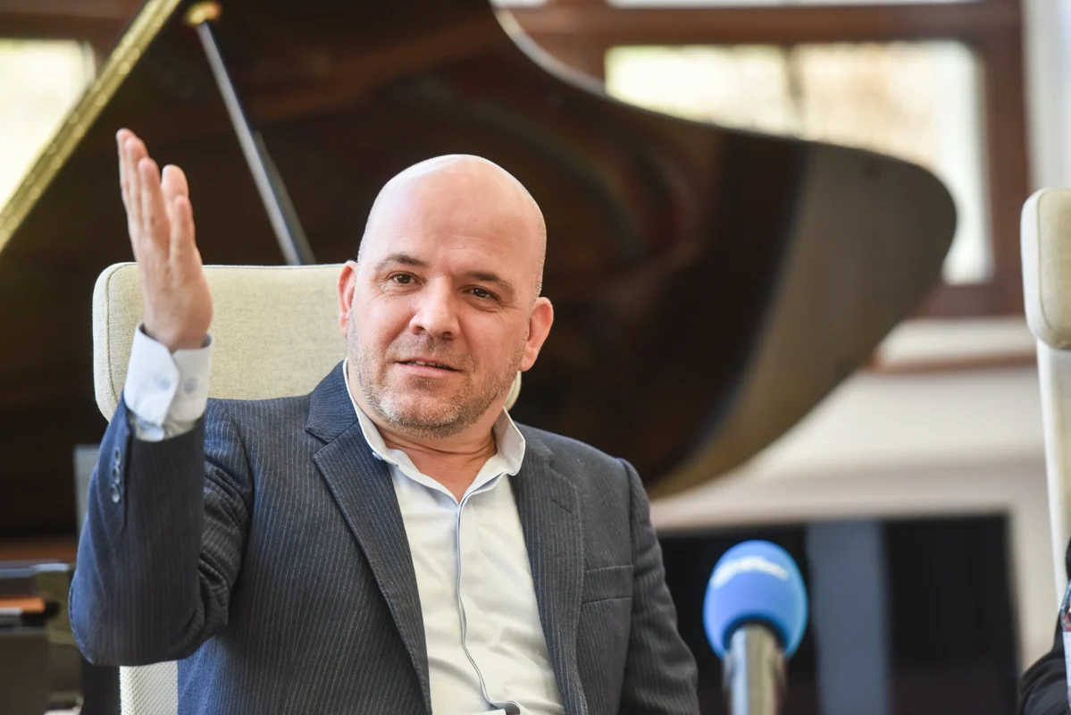 DNA descinde la Filarmonica Sibiu: Managerul și directoarea economică sunt acuzați de abuz în serviciu / Prejudiciu de peste 540.000 lei, bani dați avocaților / CJ Sibiu: Totul e legal