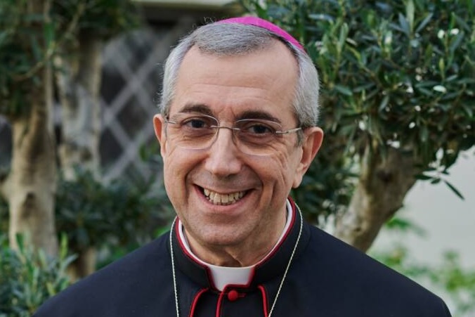Marius, un român fără adăpost, a murit la Bari din cauza căldurii / Fără rude, a fost îngropat de arhiepiscopul Giuseppe Satriano / ”Câte suflete singuratice străbat orașele noastre fără a găsi o îmbrățișare…”