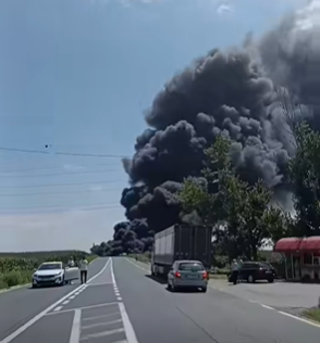 VIDEO | Accident grav lângă Hârșova, județul Constanța / O cisternă încărcată cu benzină a luat foc după un impact cu un buldoexcavator