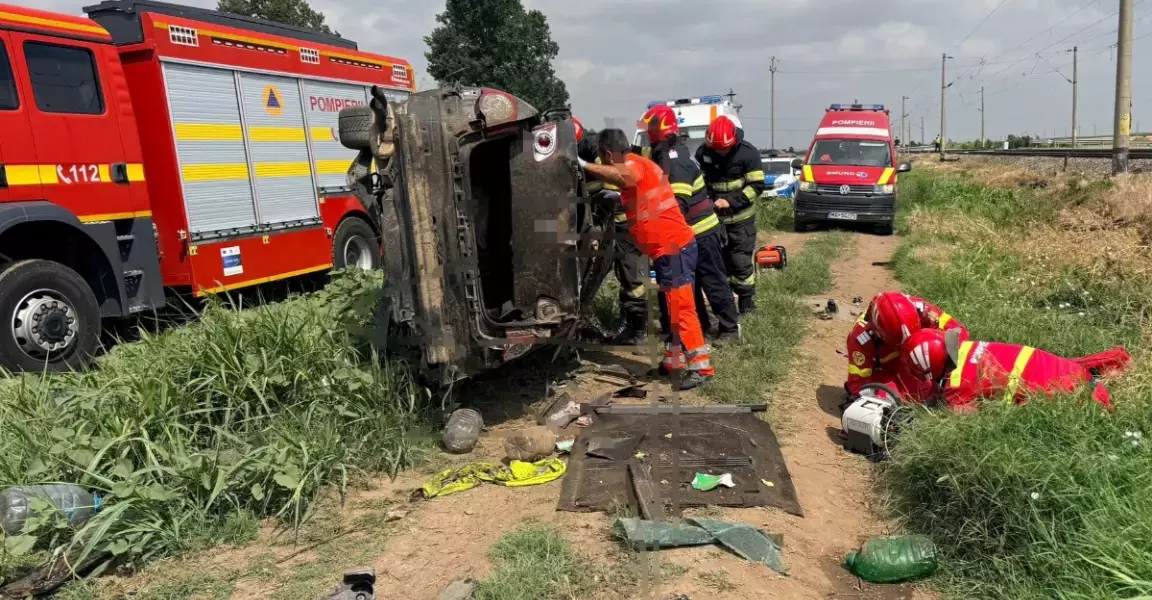 Accident grav în Ialomița: Două femei au murit după ce o mașină a fost lovită de tren / Doi copii, transportați la spital în stare critică