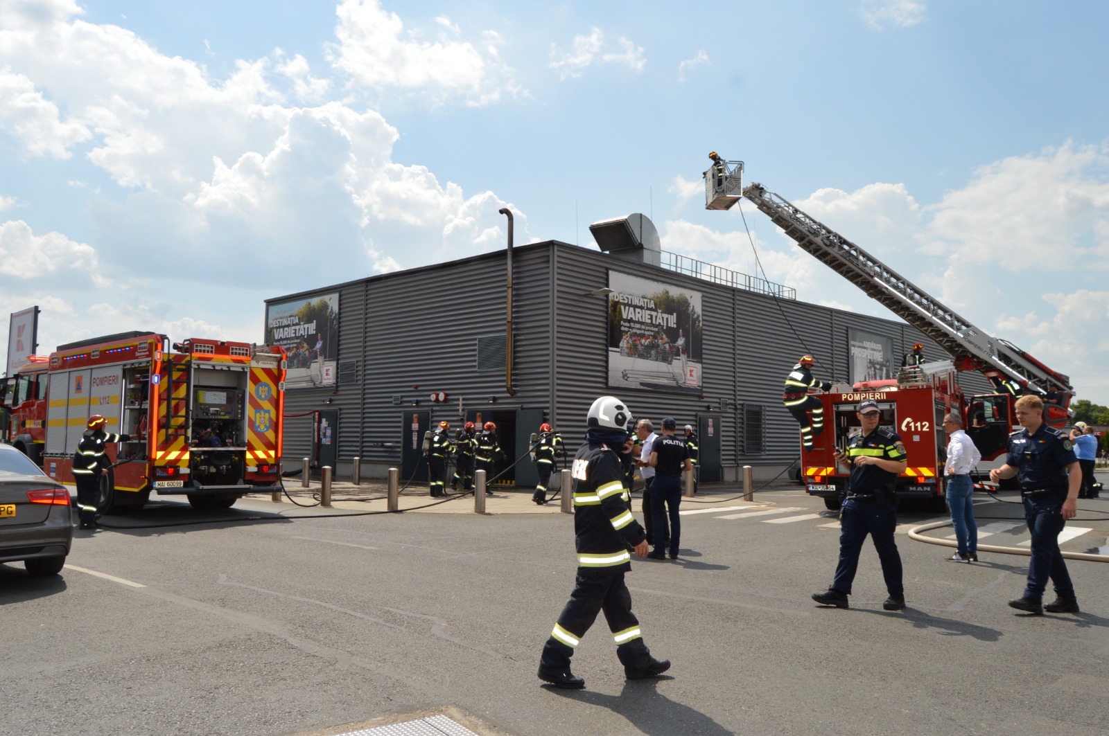 VIDEO Acoperișul unui supermarket din Brăila a luat foc / Clienții și angajații au fost evacuați