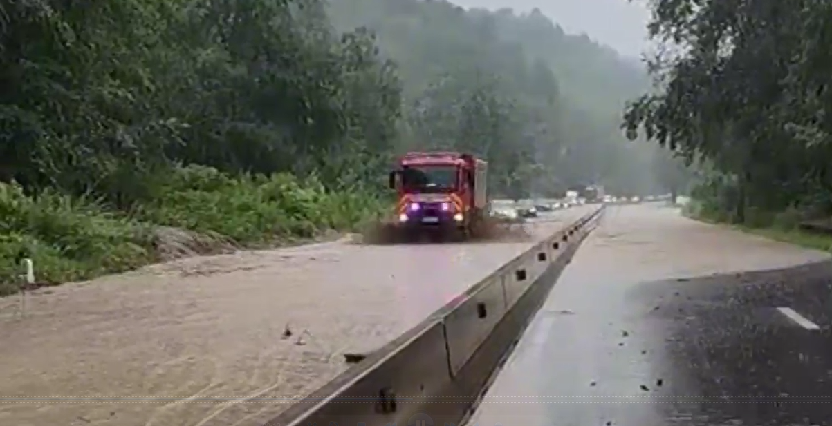 VIDEO Ploile torențiale au îngreunat circulația pe Valea Prahovei / Pompierii intervin pe DN1, în orașul Comarnic, pentru evacuarea apei acumulate pe partea carosabilă