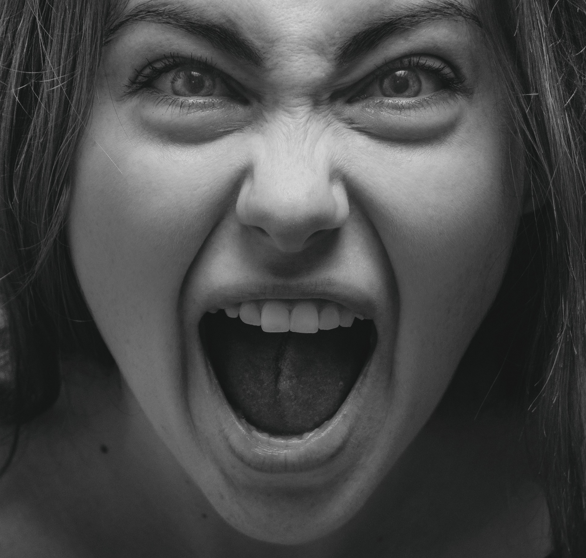 Material o ducem mai bine decât oricând. Dar de ce ne simțim tot mai rău? / Psiholog: „Ne comparăm cu ceilalți într-o manieră care ne consumă emoțional” /”Persoanele care-și exprimă constant furia nu par să devină mai fericite”