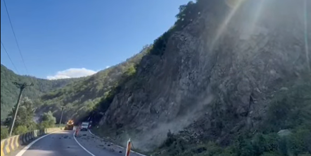 VIDEO Lucrări pe Valea Oltului, între Călimănești și Câineni, după tragedia provocată de o stâncă căzută pe DN7
