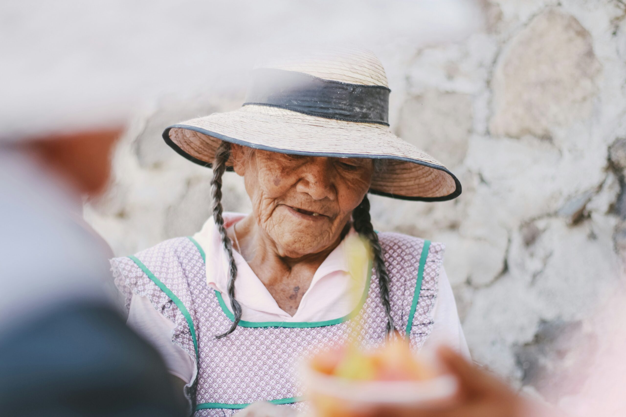 Ce au în comun oamenii care ajung la 100 de ani. Cercetătorii spun că genele explică doar o parte din longevitate / Tania Fântână (nutriționist): „Se opresc din mâncat înainte să fie complet sătui”