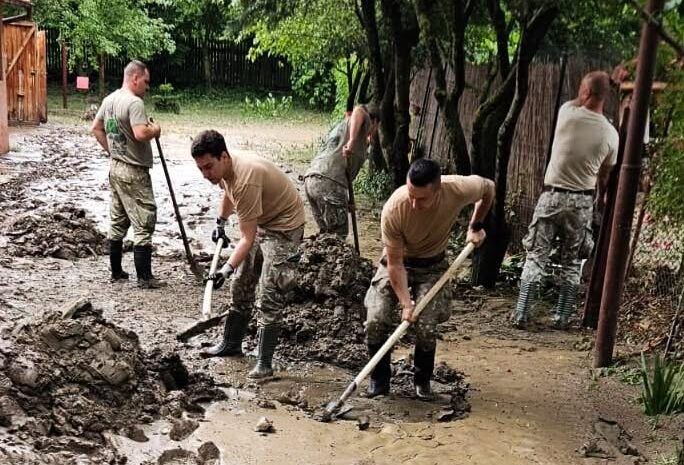 FOTO Reacțiile românilor după ce 34 de militari ai Batalionului 21 Vânători de Munte au intervenit în Bușteni pentru a-i ajuta pe oameni să își curețe casele și curțile / „Acum sunt buni, mâine, poimâine sunt huiduiți. Binele se uită repede”  /  „Ca întotdeauna, armata la muncă. Putorile stau la distanță și comentează. Așa a fost mereu”