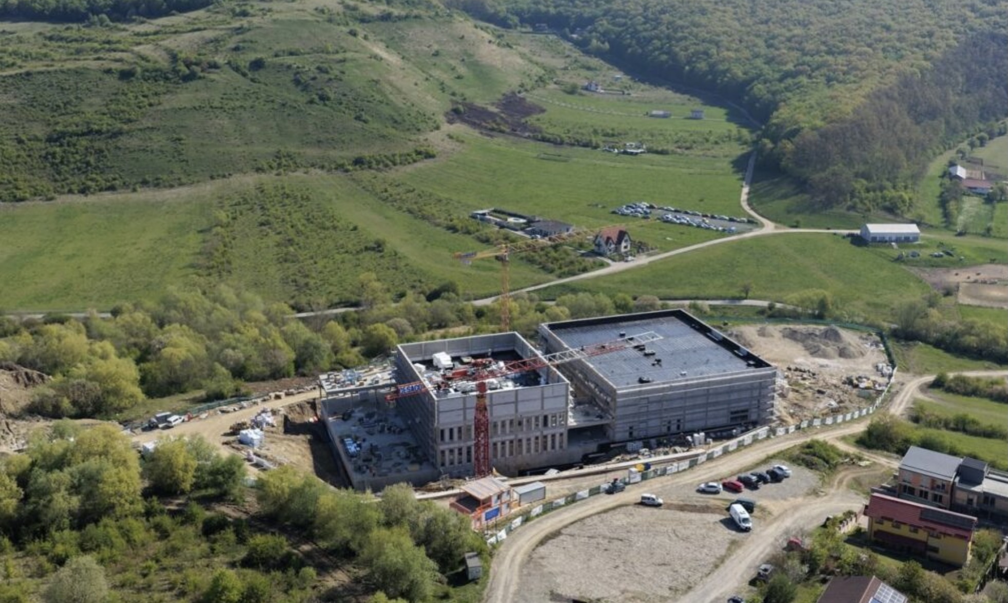 O capsulă a fost introdusă la temelia Galeriei Istorice a Transilvaniei, care se ridică lângă Cluj / Obiectele din capsulă vor fi dezvăluite doar în 2126 / ”De aceea construim muzee. Nu pentru noi, ci pentru cei care vor veni după noi”
