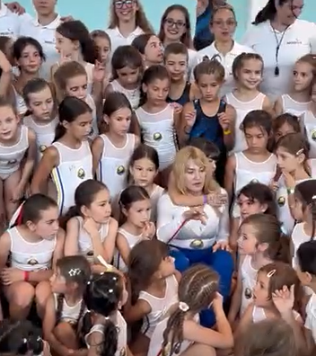 VIDEO | Stema României Socialiste pe costumele gimnastelor care au evoluat la inaugurarea sălii „Nadia Comăneci din Otopeni” / Fundația Țiriac: „Fetițele au purtat costume care au evocat ținuta Nadiei de la Montreal”